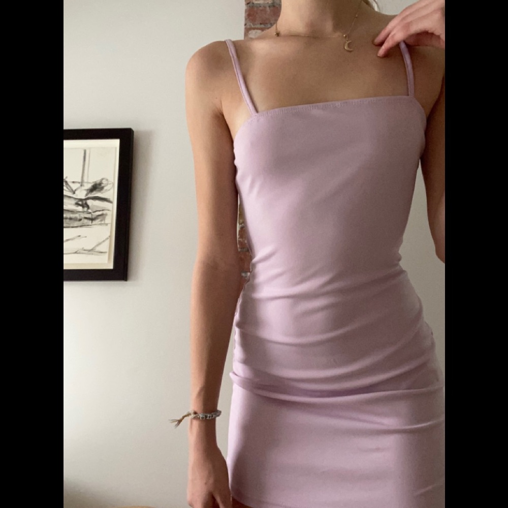 Fitted dress with slit on leg.💜